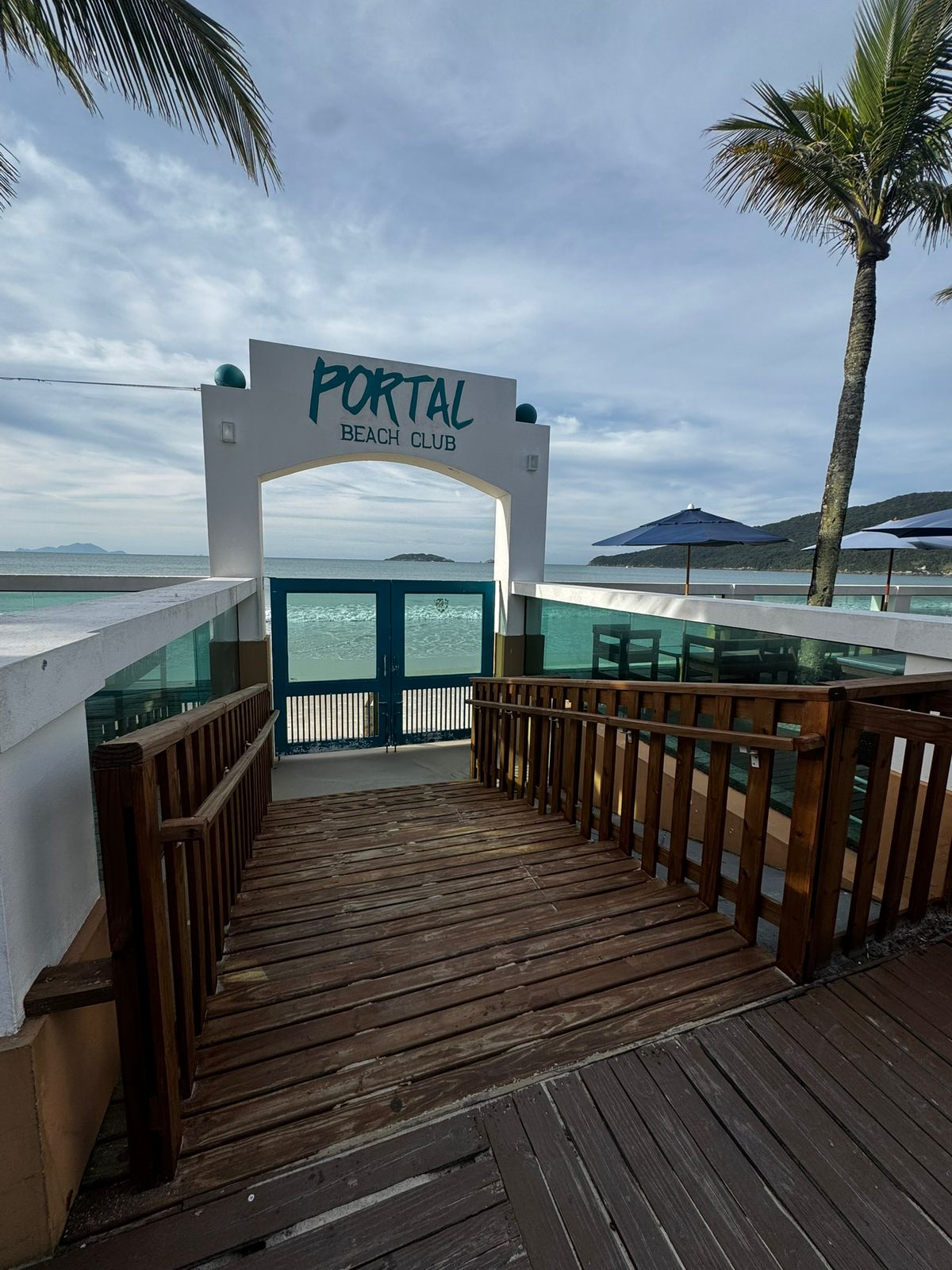 Arco de entrada do Portal Beach Club diante do mar